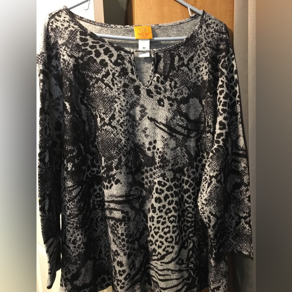 Womens size 3 XLG dress shirt very good condition